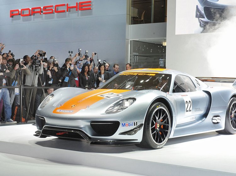 Porsche 918 konceptbilen gør sin entré i Detroit.