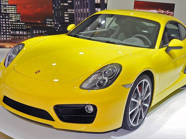 Forfra kan den nye Porsche Cayman kendes på sine dominerende luftindtag, der fra midten og ud mod siden bliver større.