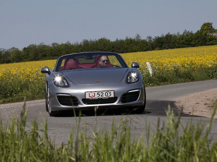 Porsche Boxster ser mere aggressiv ud. De slanke forlygter får den lille roadster til at minde om superbilen Carrera GT.