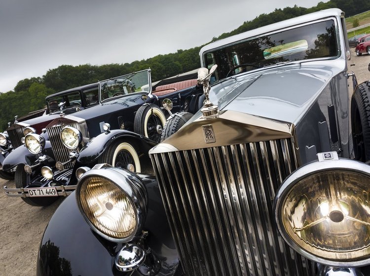 Navnet er stadig Klampenborg Classic Motor Meeting – men det kendte klassiker-træf rykker i år til Charlottenlund Travbane