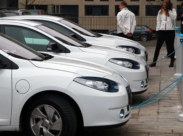 Renault Fluence findes nu i Danmark i 14 testeksemplarer. De helt færdige produktionsbiler kommer omkring 1. oktober.