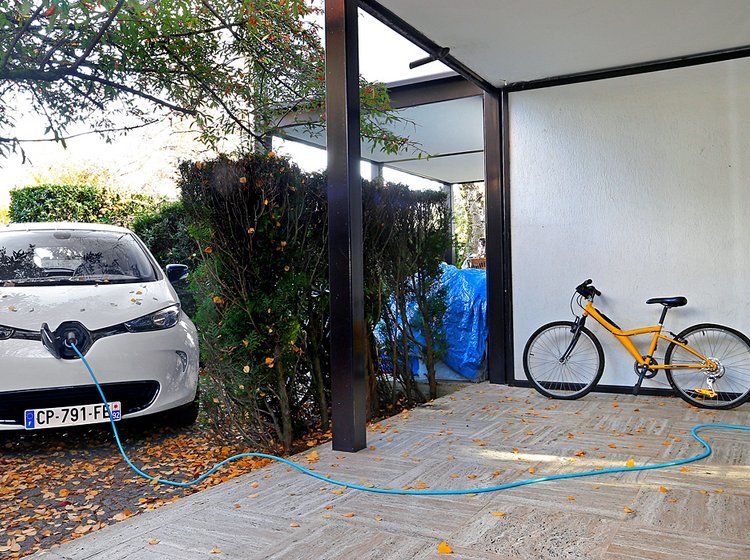 Renault Zoe kan nu lades hjemme hos "mormor" eller andre steder, hvor der ikke er en rigtig lader.