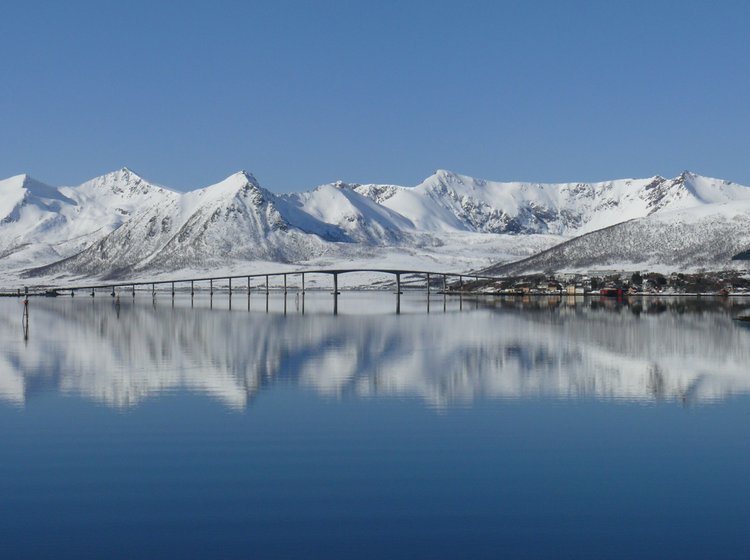 Indsejlingen til Risøyhamn, Lofoten/Vesterålen, på ”Verdens vakreste sjøreise” fås næppe smukkere.