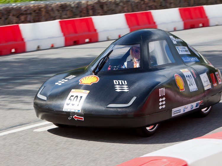 I Shell Eco-Marathon kan holdene enten køre i en "rigtig" bil som denne DTU-vinderbil eller i en ekstrem prototype.