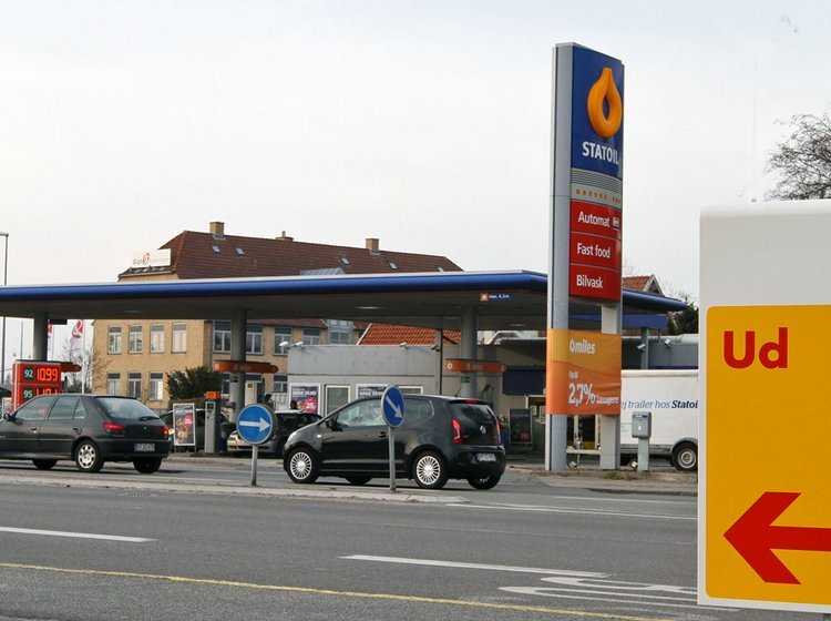 Shell går ud af Danmark. Firmaet har nu solgt tankstationerne til det firma, der i forvejen ejer Statoils stationer.  