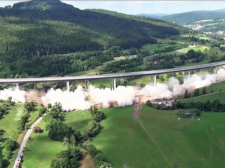 Den store motorvejsbro Sinntalbrücke styrter i grus. Foto fra filmen: RC Luftbilder 
