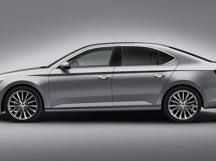 Den nye Skoda Superb har fået større akselafstand og kortere udhæng foran.