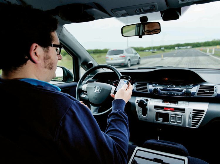 Brug af håndholdt mobiltelefon bag rattet forlænger både reaktionstid og bremselængde, viser en test, FDM har lavet