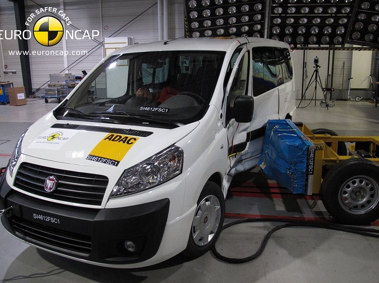 Billedtekst: Moderne varebiler har store sikkerhedsmangler viser ny crashtest. Fiat Scudo (bill.) er en af de varebiler, der kun