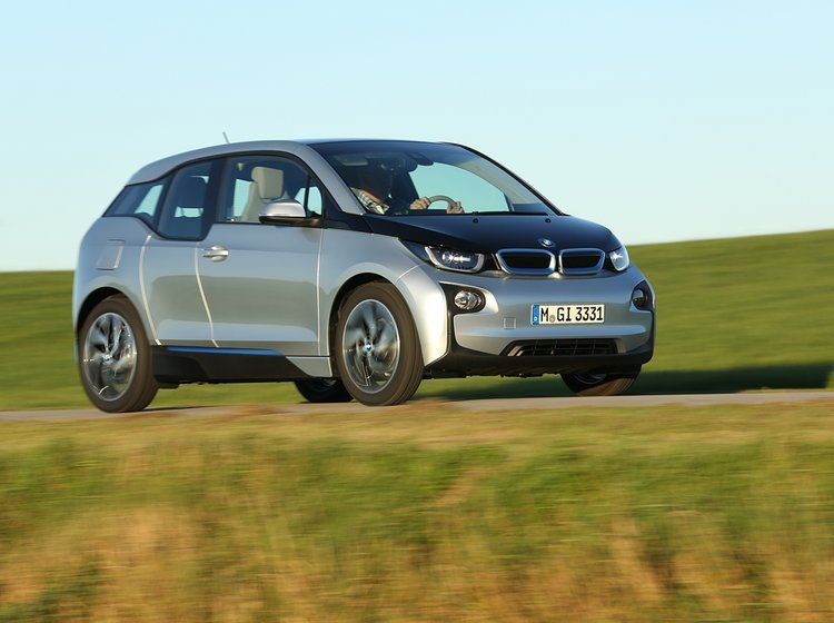 BMW i3 er en helt nyudviklet elbil med plads til fem. Rækkevidden er 130-160 km, og prisen er ca. 285.000 kr.
