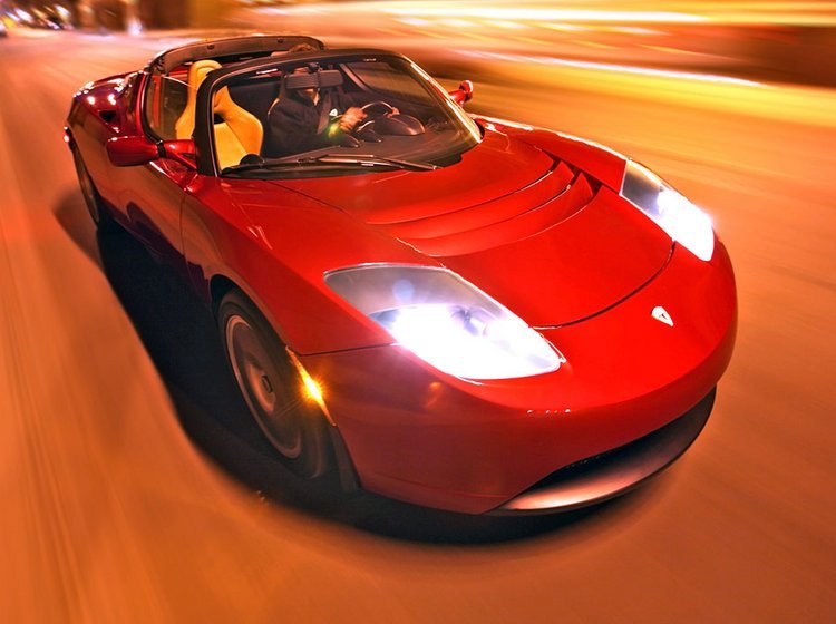 Tesla Roadster klarer 0-100 på under fire sekunder.