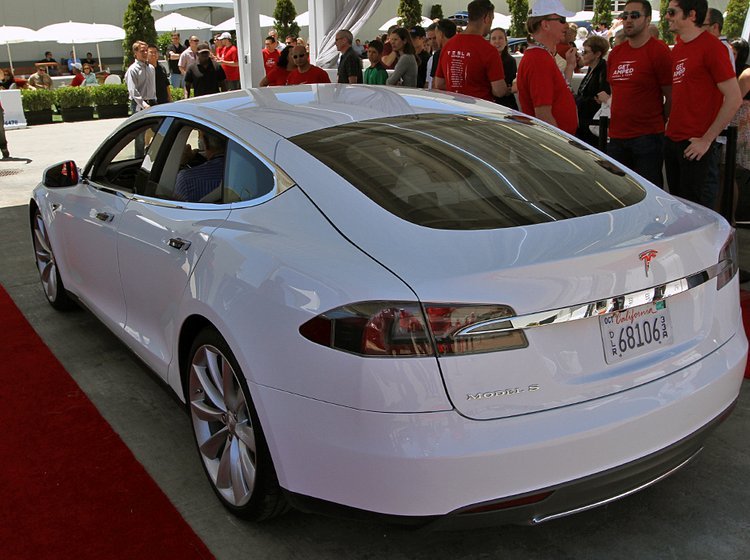 Tesla S får kunderne til at stå i kø for at prøve og købe bilen.