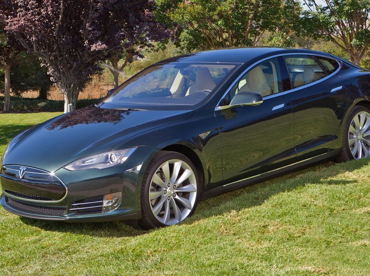 En Tesla S i grøn lakering bliver energi- og klimaministerens næste firmabil.