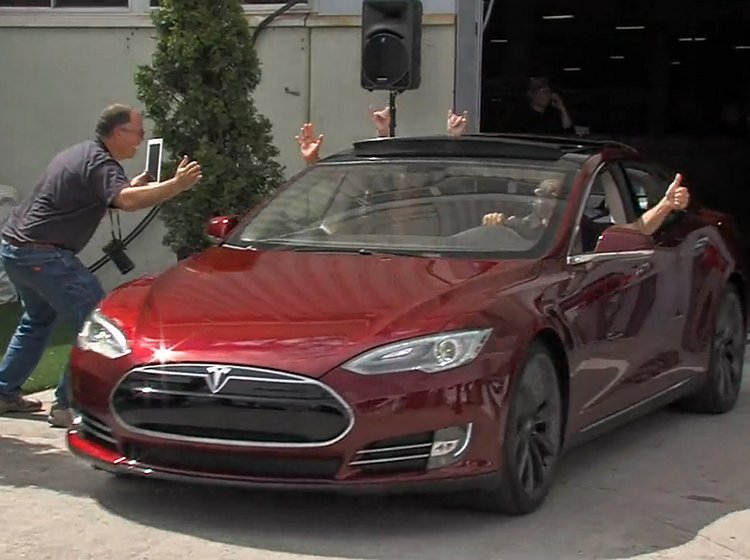 Den første Tesla S ruller ud fra fabrikken i Californien i sommeren 2012.