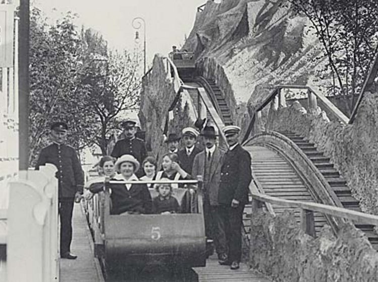 Billede af Tivolis Bjergrutschbane (uden ”e”), som den hed og så ud i 1915
