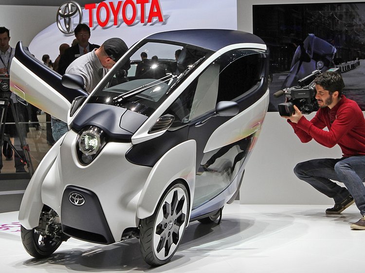 Toyota I-Road lægger sig ned i svingene, selv om den har to hjul forrest.
