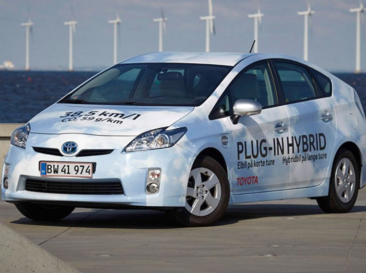 Toyota Prius findes nu som opladningshybrid i Danmark. De danske nummerplader har været dyre: Afgiften er 375.000 kr.