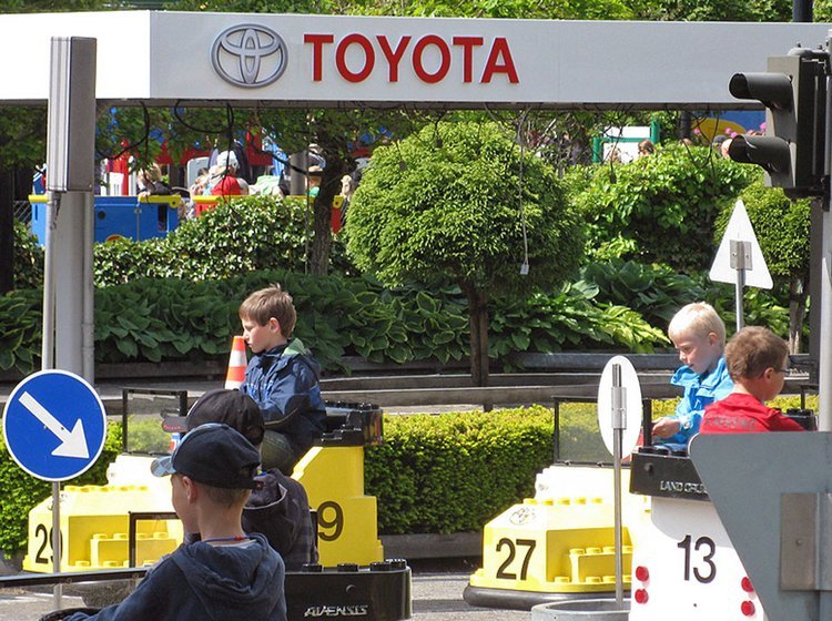 De kendte elbiler i Legoland har nu fået Toyota-navne bagpå og Toyota-logo foran.