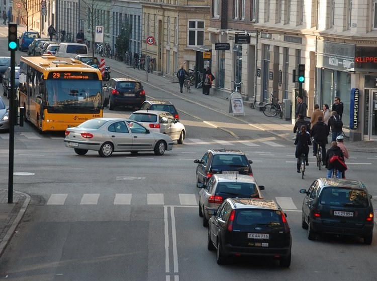 Bompenge i København skal betale for billigere tog- og busbilletter, hvis S-SF vinder et kommende folketingsvalg.