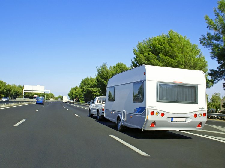 I Tyskland må en varebil gerne køre med f.eks. en campingvogn om søndagen, men ikke med en almindelig trailer