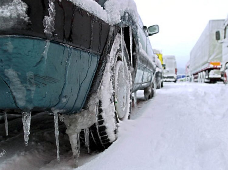 Trafik i sne, frost og is, bil i sne, frost og is