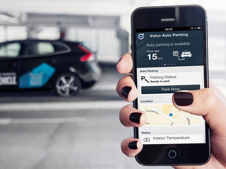 Med en smartphone kan Volvo'en blive bedt om at køre hen og parkere - eller om at komme og hente ejeren.