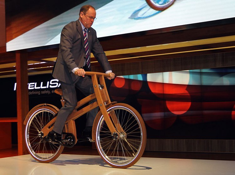 Volvo-direktør Doug Speck cykler ind på scenen.