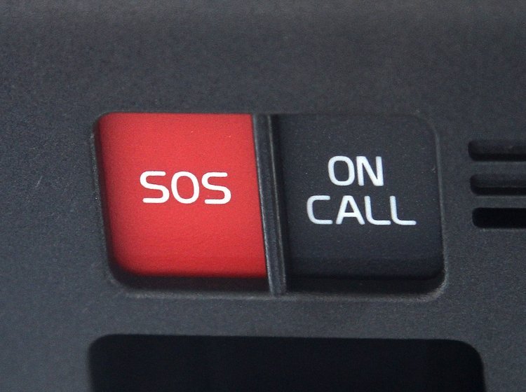 Den røde SOS-knap i loftet kan nu fås til alle nye Volvoer.
