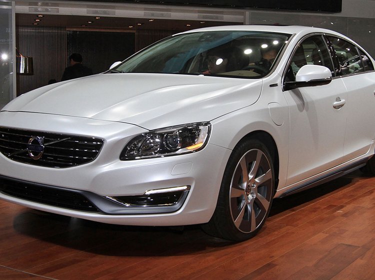 Volvo S60L Plug-in Hybrid havde verdenspremiere på Auto China 2014 i Beijing.
