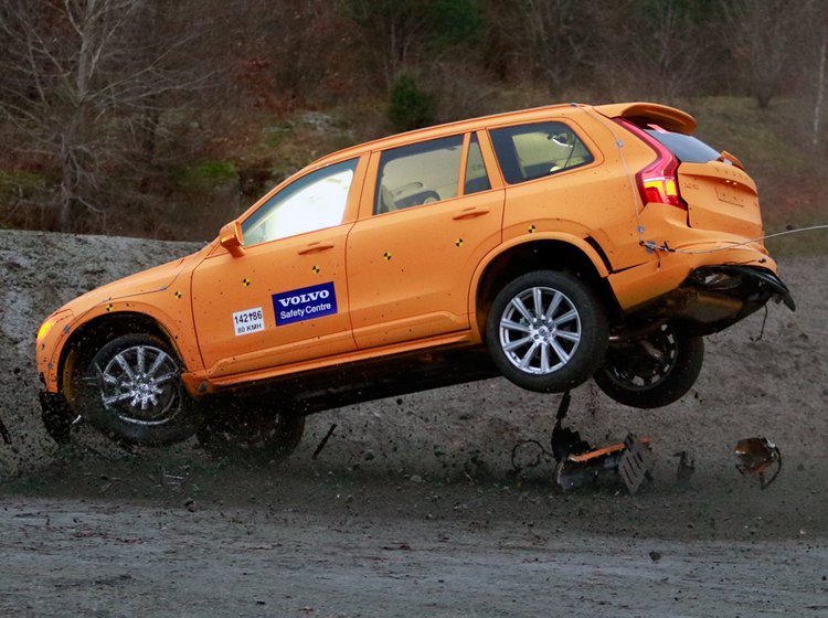 Volvo udførte en "virkelig" ulykke", hvor bilen kører af vejen, ved præsentation af sikkerhedssystemet.