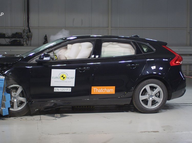Volvos nye V40 er en milepæl inden for arbejdet med sikkerhed. Bilen har blandt andet en fodgængerairbag.