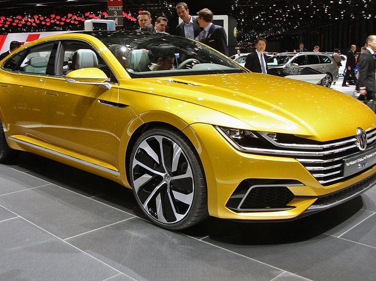 VW Sport Coupé Concept GTE er en stor bil omkring de fem meter.