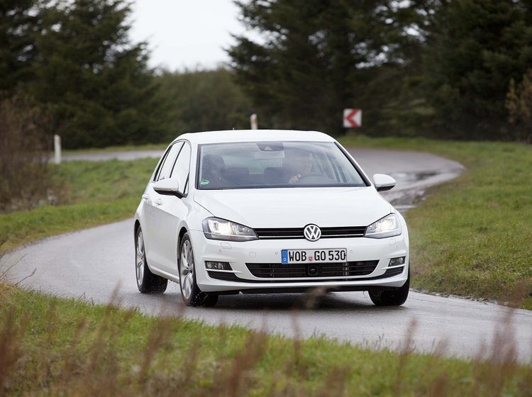 På vegne af VW modtager koncernchef Prof. Dr. Martin Winterkorn trofæet for ’Car of the Year’ af juryens formand.