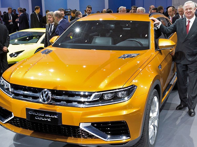 Volkswagen-chef Martin Winterkorn med VW Cross Blue Coupé, der er en opladningshybrid.