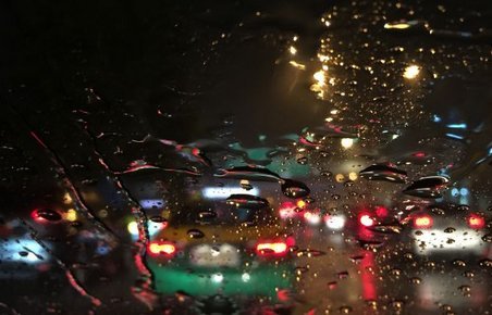 Baglygter i mørke og regn