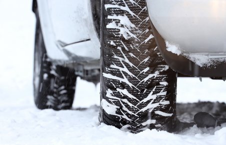 Selvom den danske vinter ofte er mere våd end hvid, anbefaler FDM stadig vinterdæk. Især hvis man skal køre i vinterføre, er der ingen vej udenom.
