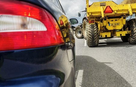 Bilister undervurderer traktorers lave fart.