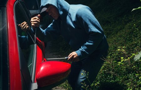 Tøm bilen for værdier, når du forlader den.