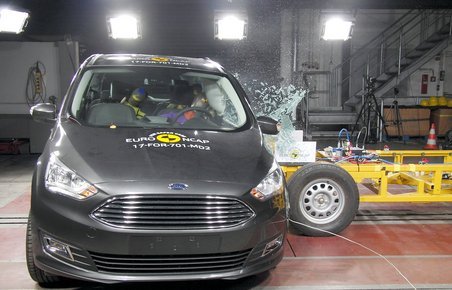 Euro NCAPs gentest gør ondt på flere ældre bilmodeller som Ford C-Max, der falder fra fem til tre Euro NCAP-stjerner.