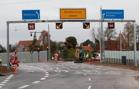 Skilte ved øst-indkørslen.