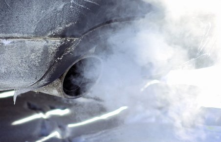 Det skader både motor og miljø at varme bilen op i tomgang. Knofedt mod tilisede bilruder er den bedste måde at få varmen på, mener FDM.