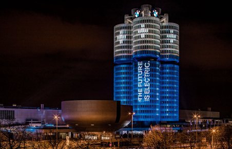 BMWs hovedkvarter i München oplyst som batteri.