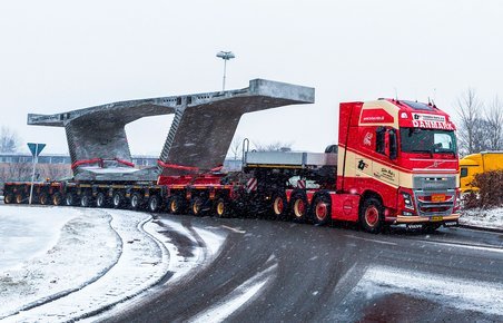 Speciallastbilen med de 100 ton på ladet.