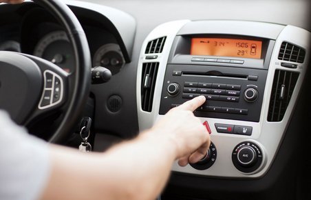 To millioner bilister risikerer at miste radiosignalet, hvis politikerne slukker for FM-signalet