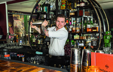 Bartender Frederik Jeppesen giver opskriften på alkoholfri drinks