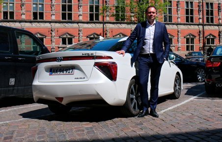 Jacob Krogsgaard med sin Mirai.
