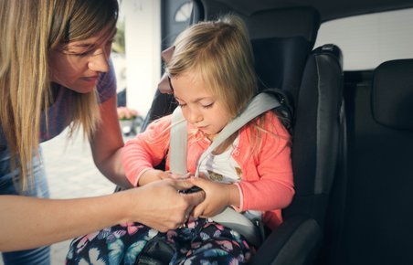 Biludlejningsselskaberne tager sig fortsat mere end godt betalt, når børnefamilier skal leje en autostol på ferien