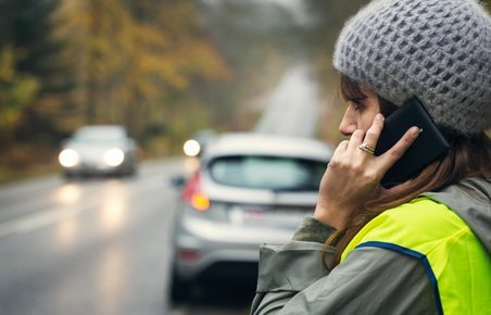 Kvinde ringer efter hjælp, da hendes bil ikke kan køre mere. 