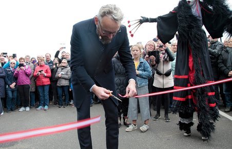 Transportminister Ole Birk Olesen klipper snoren.