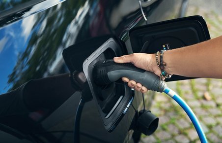 Elbiler- og plugin-hybrider er samlet set en smule billigere at køre fremfor benzin- eller dieselbil, viser gennemgang, FDM har lavet.